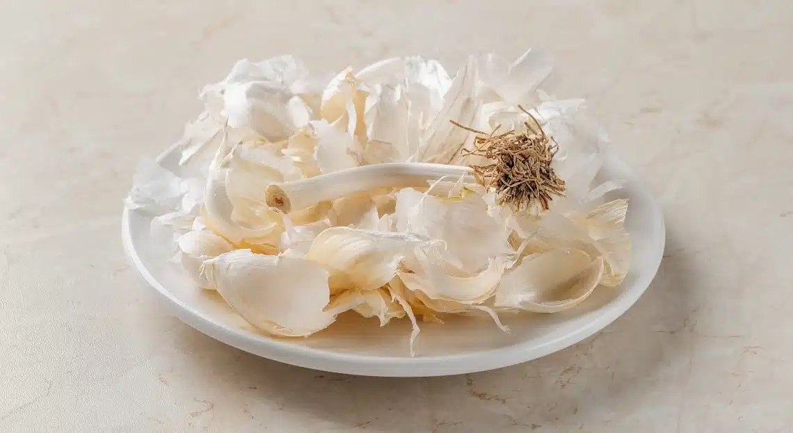 Préparation d'une infusion de pelures d'ail dans une casserole