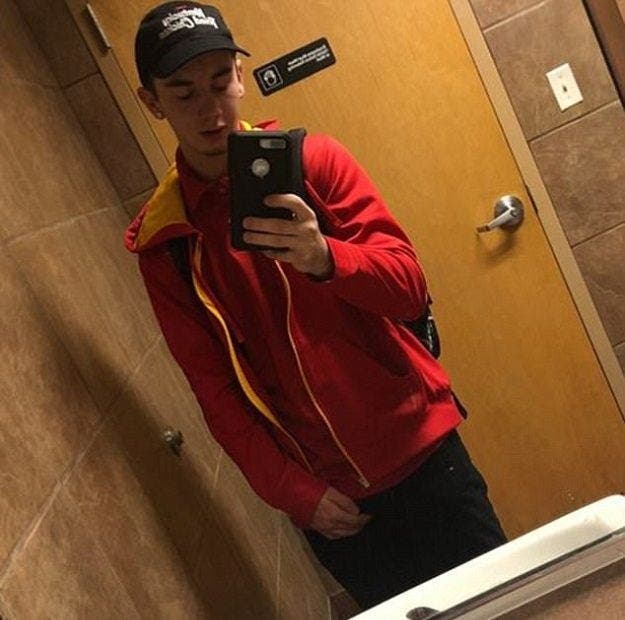 Un père dénonce son fils à la police après avoir trouvé des photos d’un bébé nu dans son téléphone