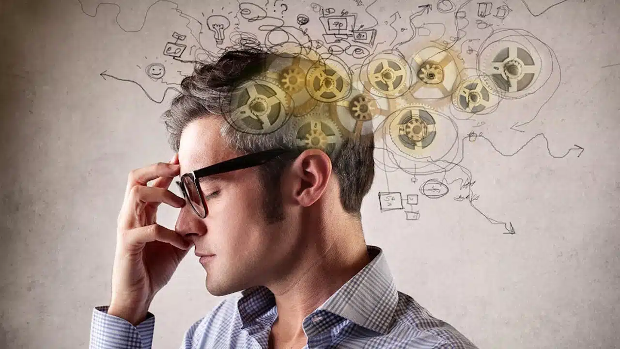 Personne en train de réfléchir intensément