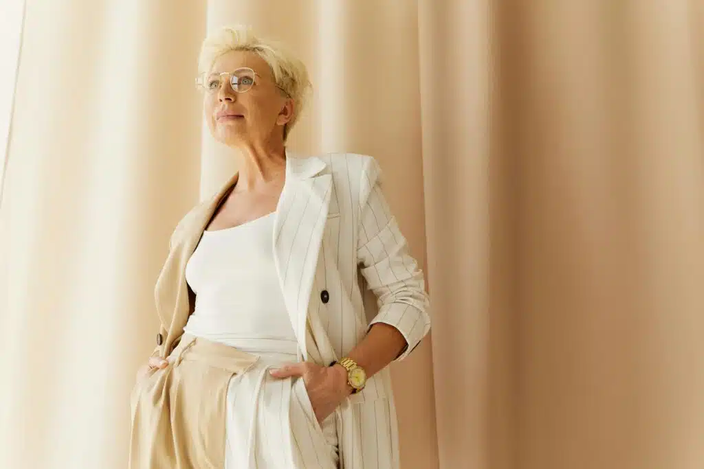 Femme mature affirmée devant un miroir