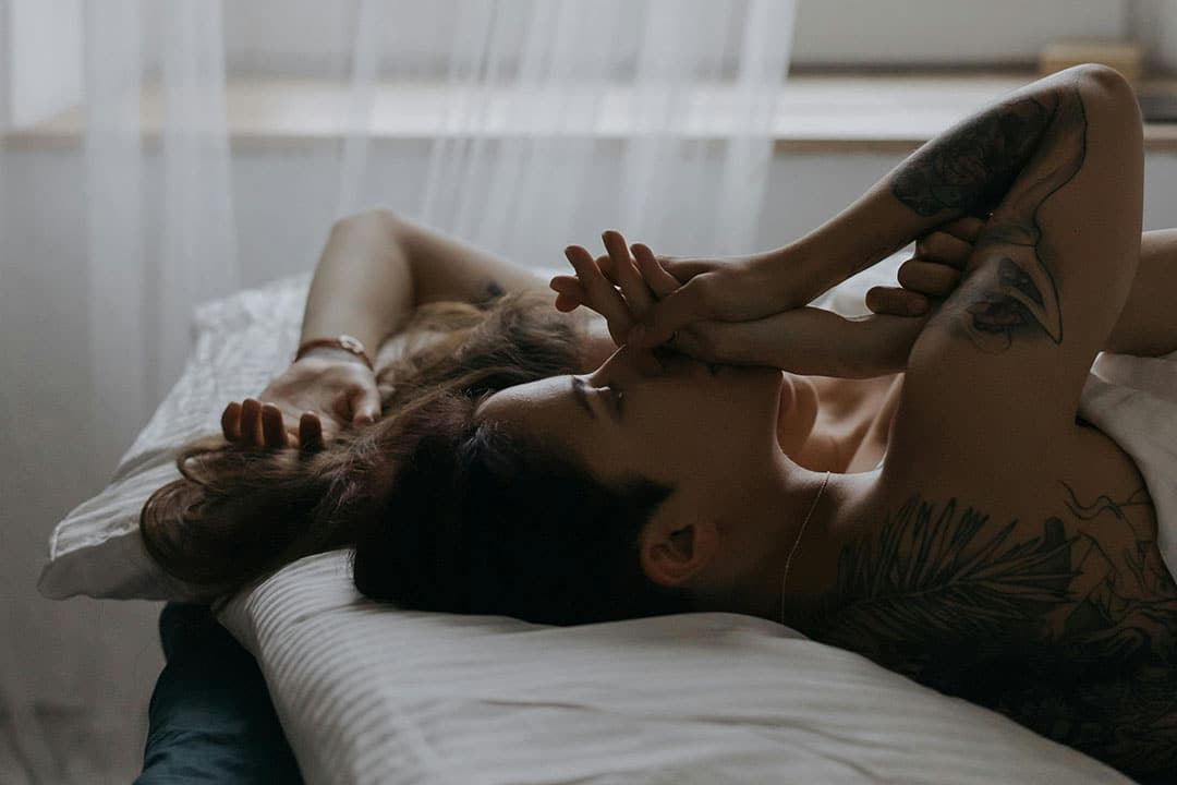 Couple en conversation intime
