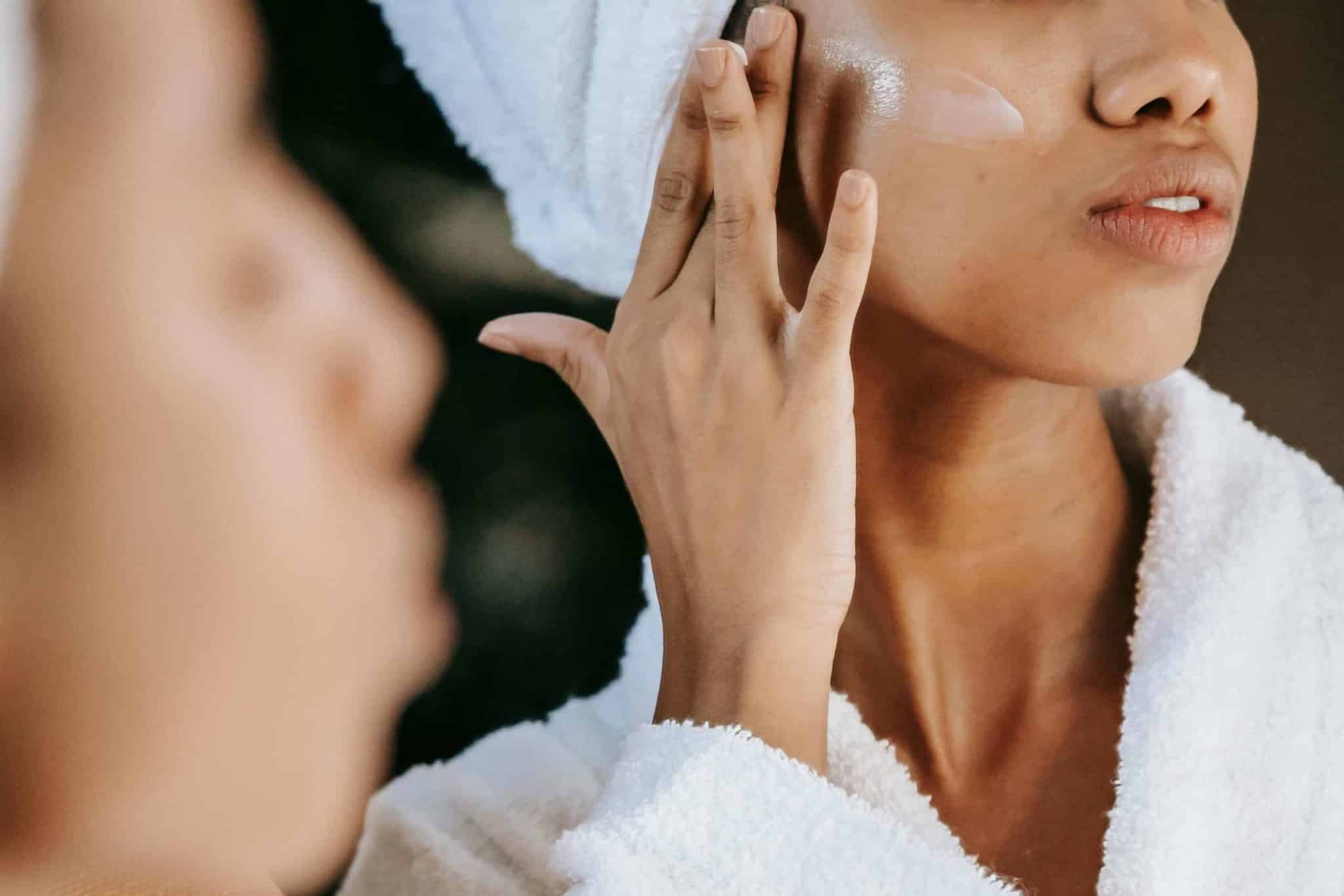 application crème anti-âge
