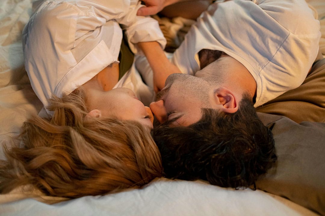 Couple se tenant les mains