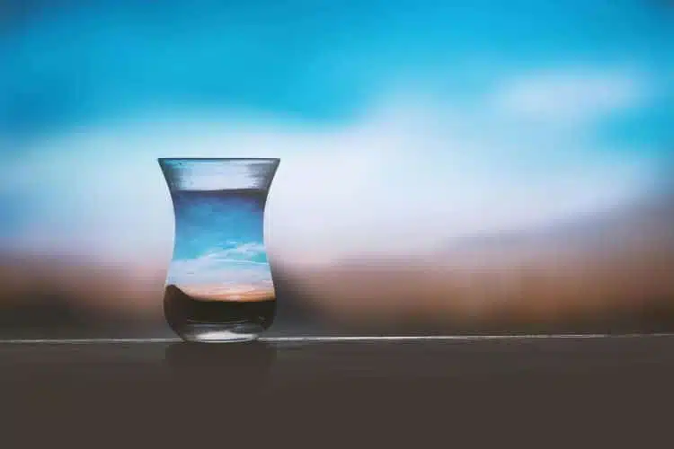 Femme buvant de l'eau