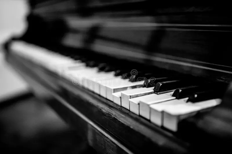 Piano vintage dans un intérieur élégant
