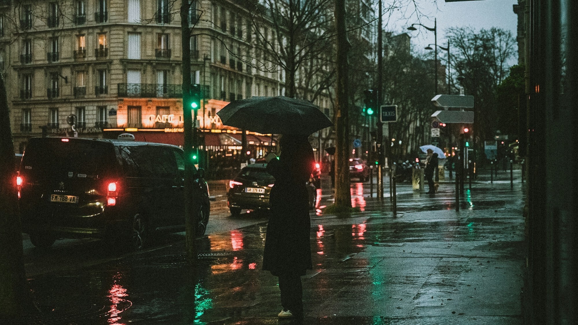 Femme sous la pluie à Paris
