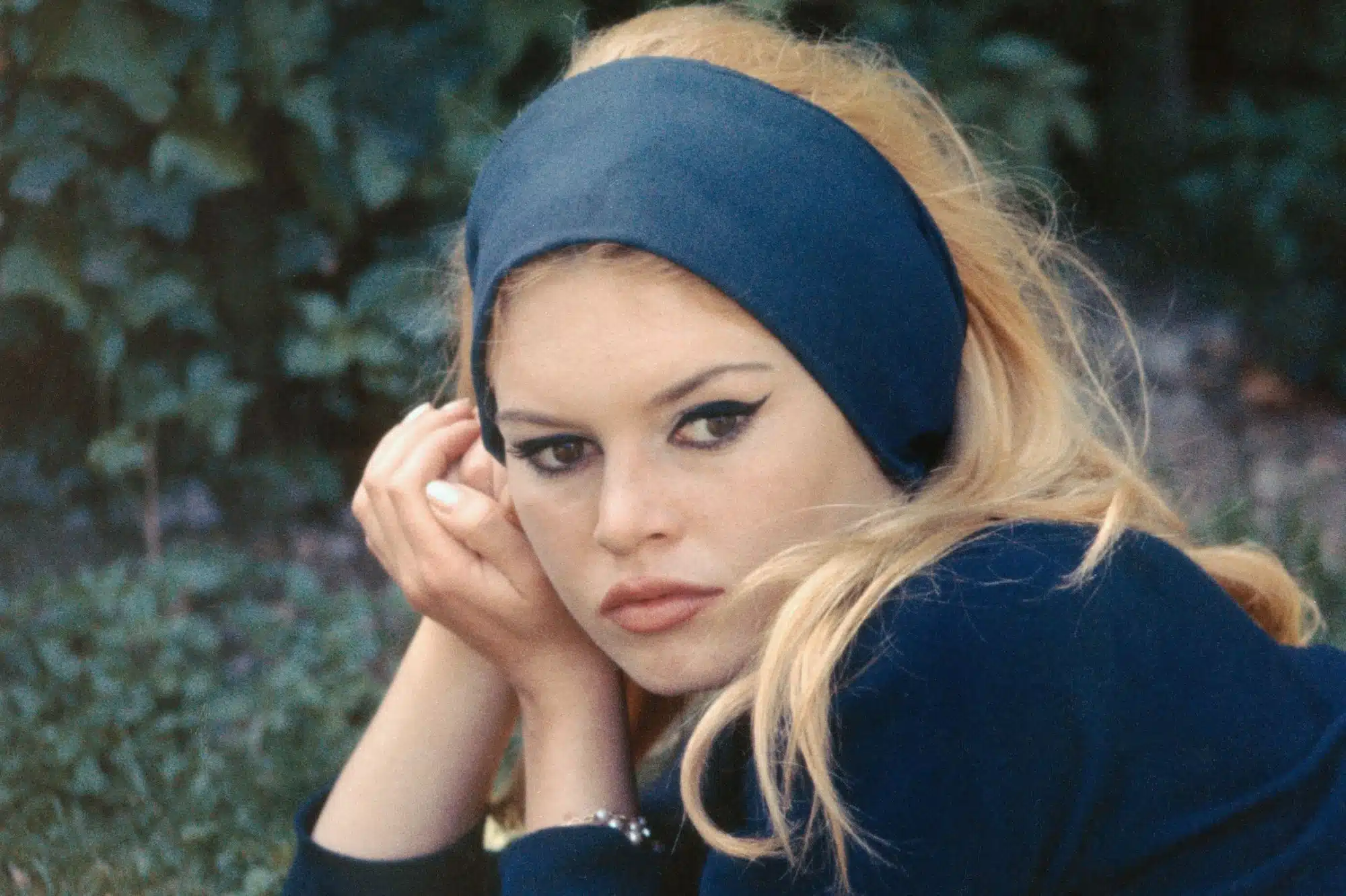 Brigitte Bardot sous le feu des projecteurs et des photographes