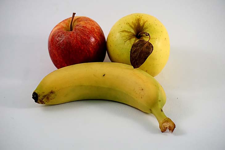 Les bananes et les pommes sont des fruits qui mûrissent vite 