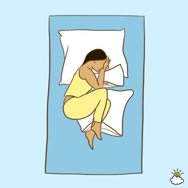 Personne dormant sur le côté avec oreiller entre les genoux