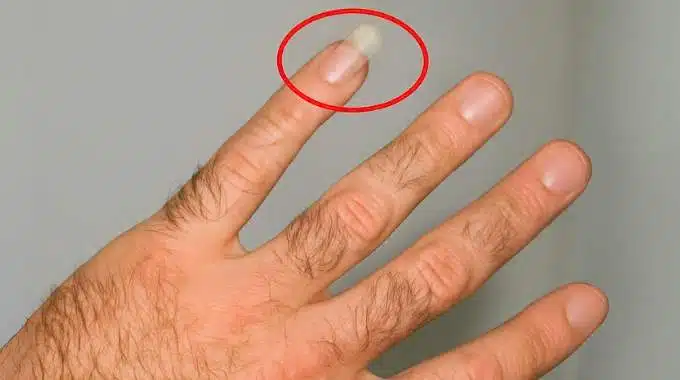 Divers styles modernes d'ongles longs portés à l'auriculaire