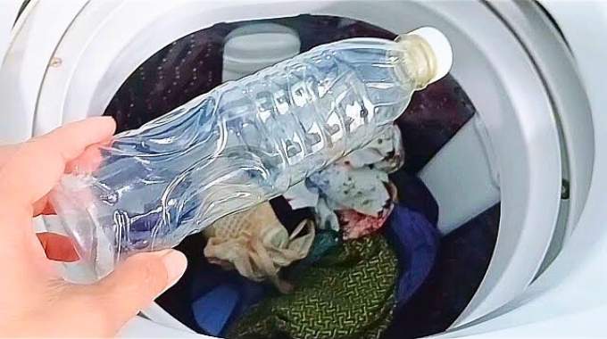 Deux bouteilles en plastique dans un lave-linge