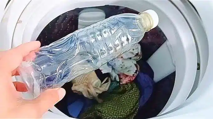 Deux bouteilles en plastique dans un lave-linge