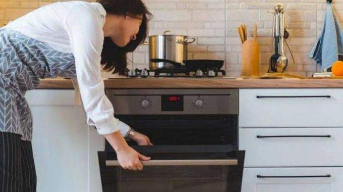 Casseroles et poêles empilées dans un four