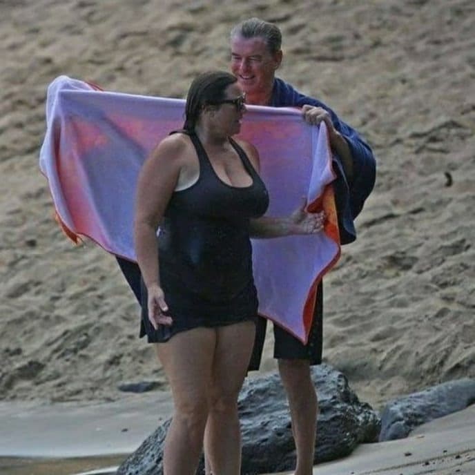 Pierce Brosnan regardant son épouse avec tendresse