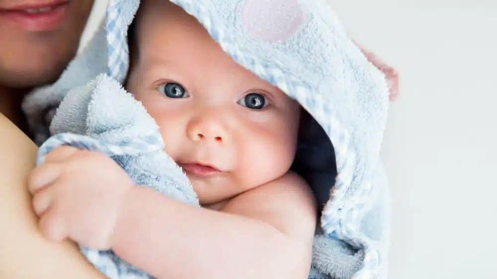 Bébé avec faire-part de naissance