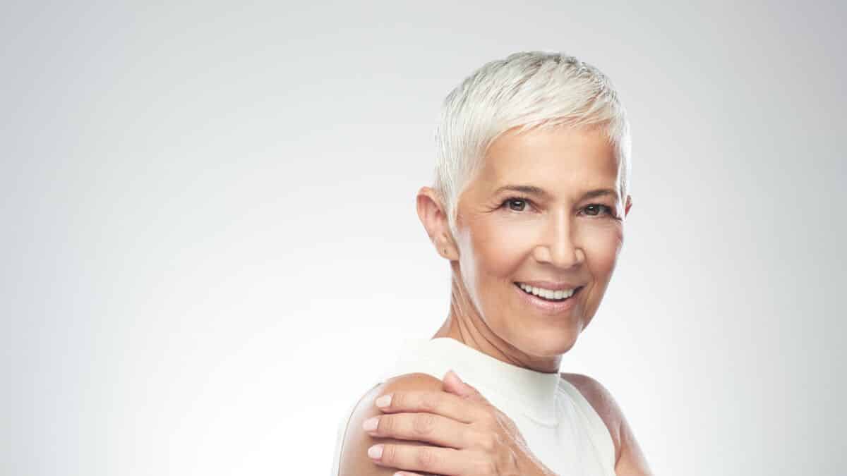 Femme souriante avec une coupe courte moderne