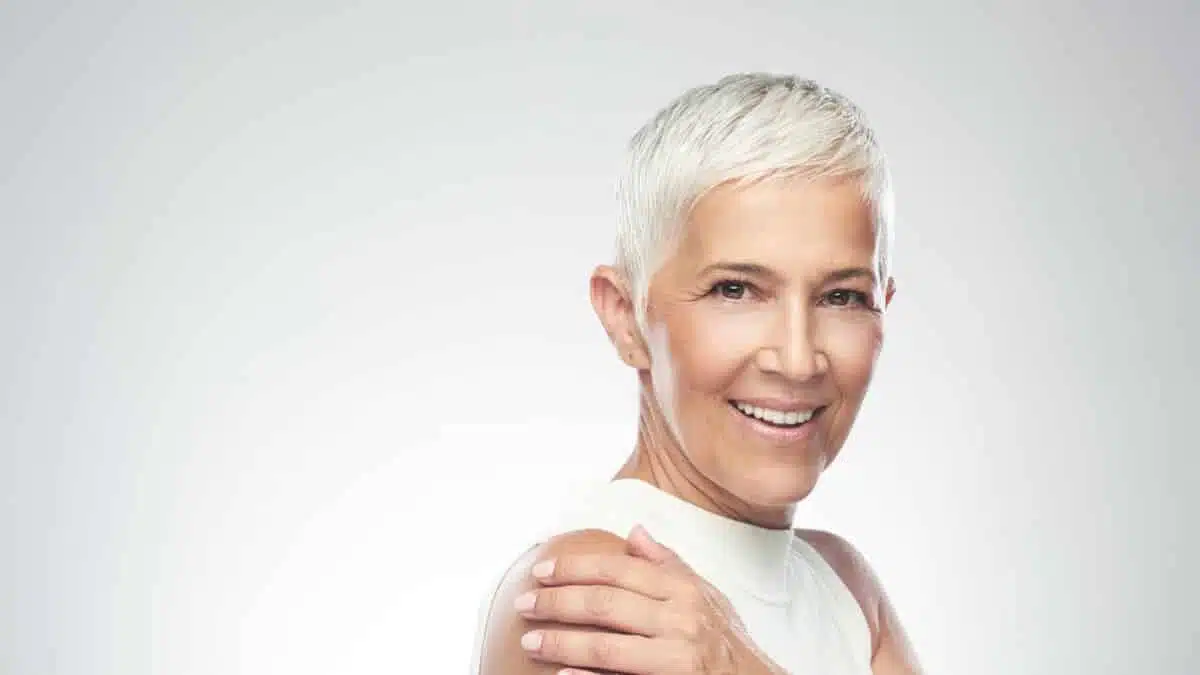 Femme souriante avec une coupe courte moderne