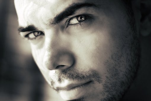 Regard insistant d'un homme