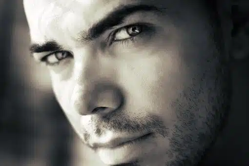 Regard insistant d'un homme
