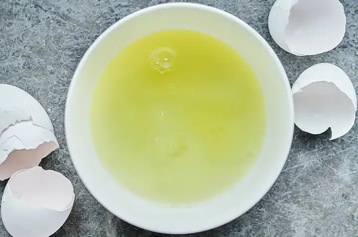 Blanc d'œufs battus pour soin visage