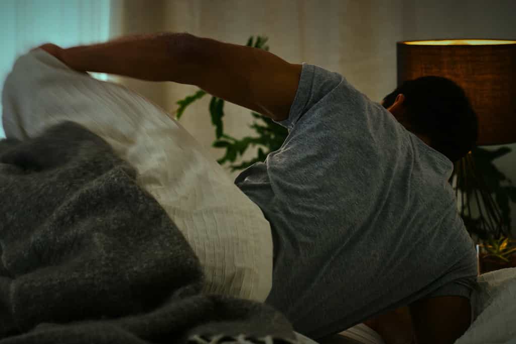 Personne se réveillant la nuit pour uriner