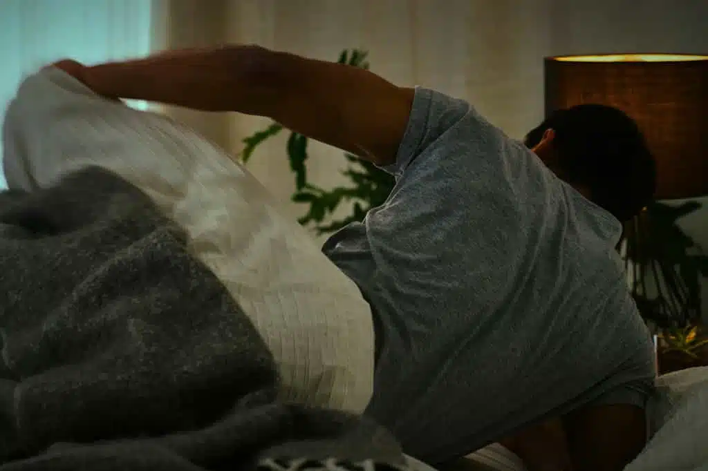 Personne se réveillant la nuit pour uriner