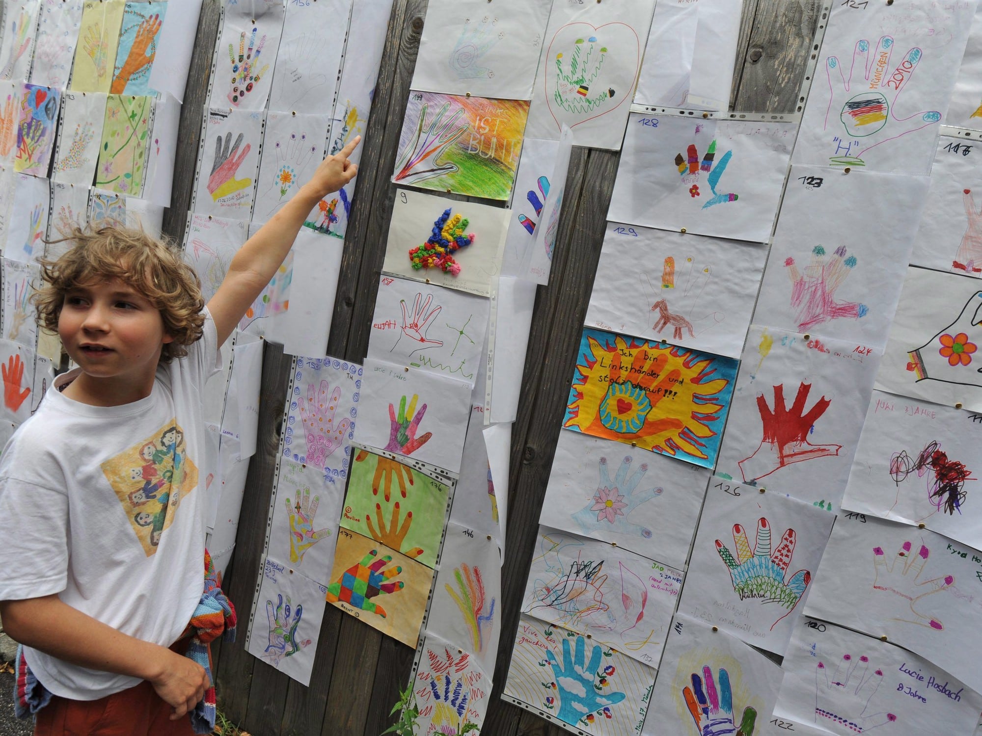 Arbre généalogique stylisé avec des mains gauches et droites