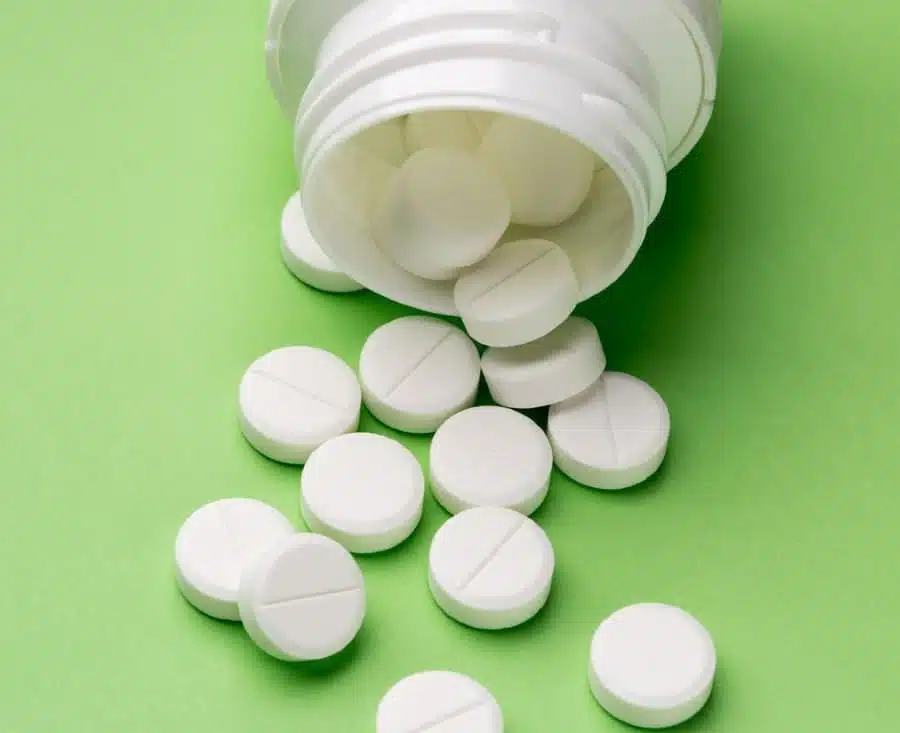 Comprimés d'aspirine dans un flacon en plastique