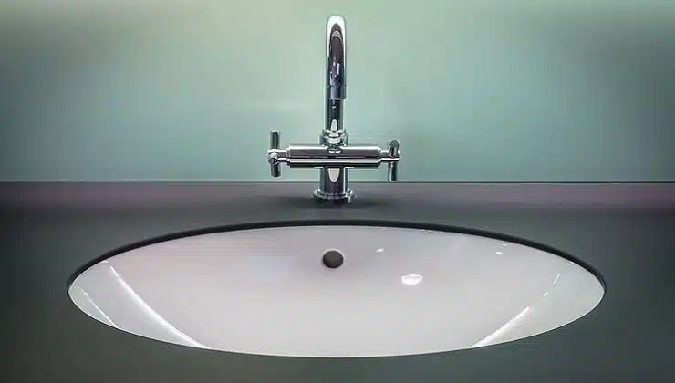 Robinet de lavabo de salle de bain propre et brillant