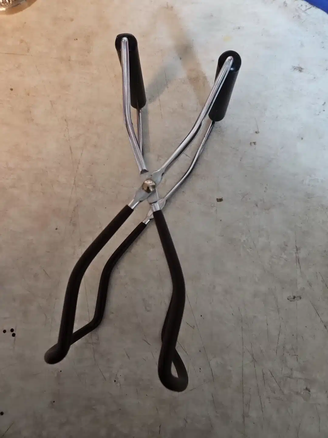 Pince à bocaux ancienne en métal