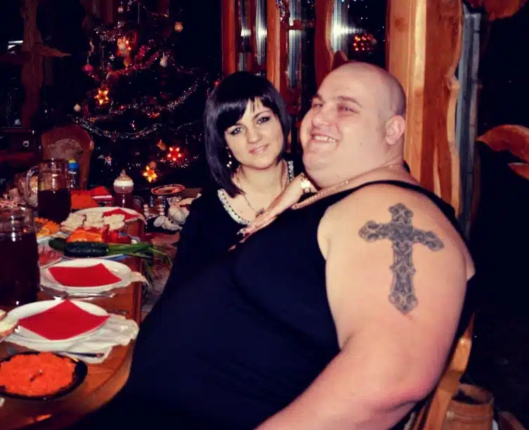 Arkadiy et sa femme, Oksana, souriants après sa transformation