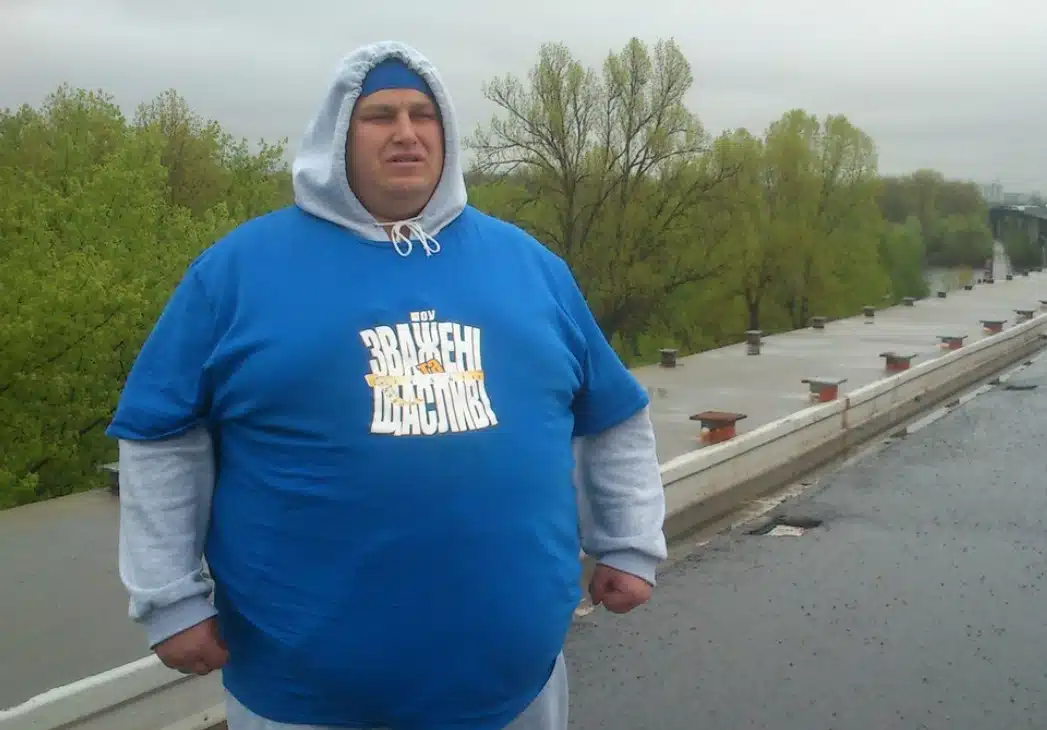 Arkadiy lors de son entrée dans l'émission de télé-réalité 'Poids Lourds'