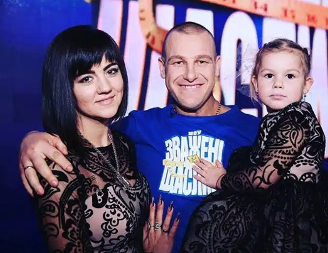 Arkadiy en plein effort lors d'un entraînement dans l'émission, montrant sa détermination