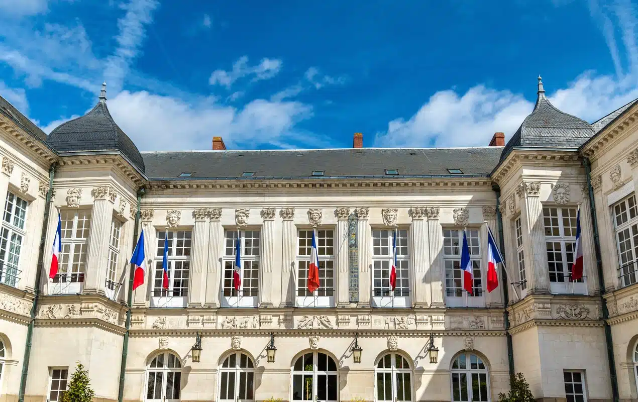 Bâtiment moderne abritant les services d'état civil de Nantes