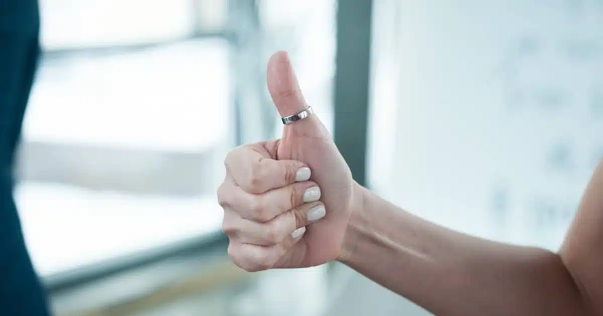 Bague portée au pouce droit