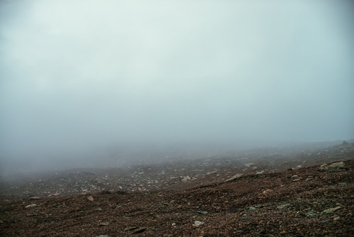 Illustration d'un paysage recouvert de brouillard