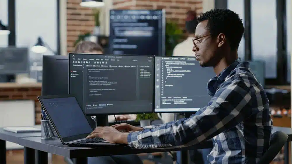 Programmeur travaillant sur du code