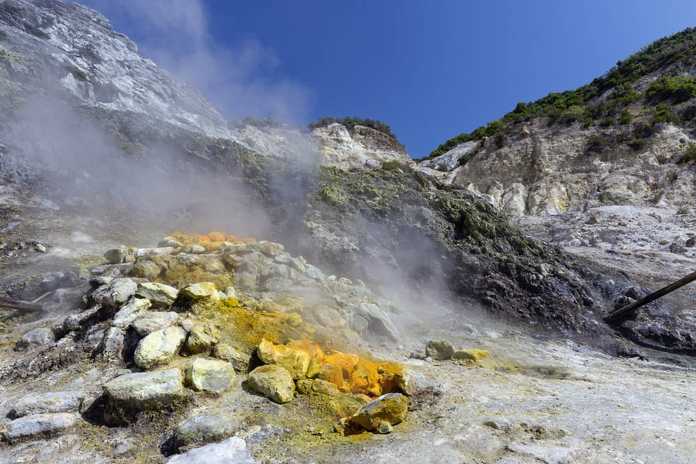 Fissures dans le sol volcanique
