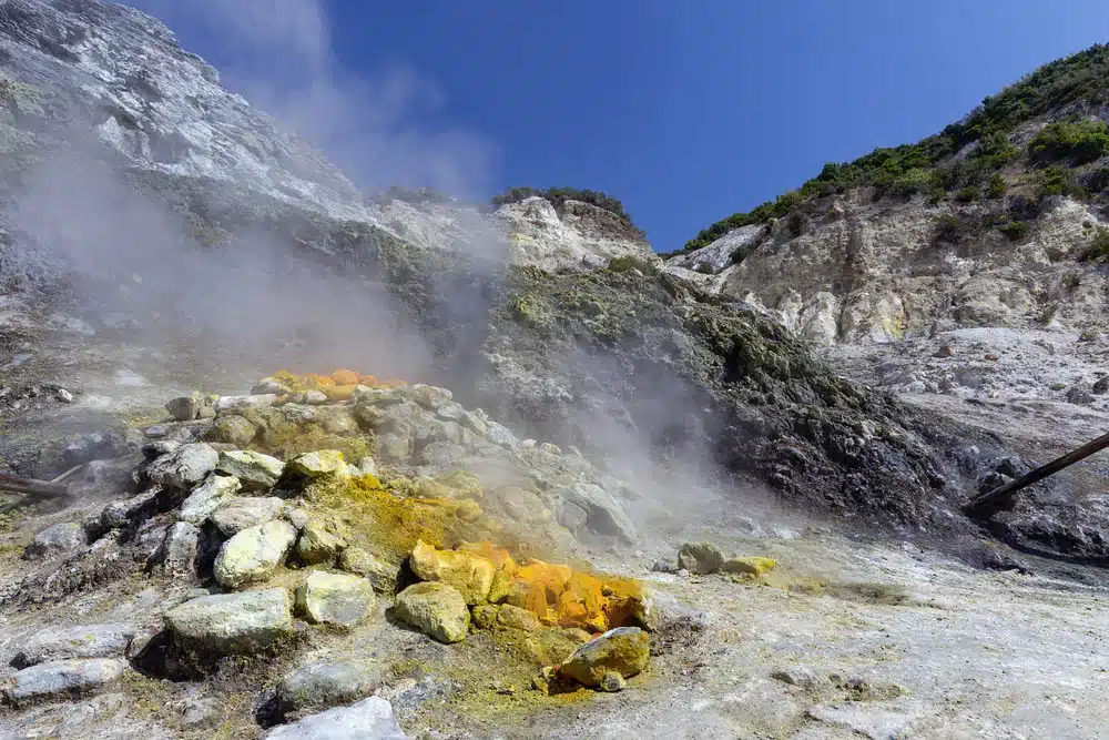Fissures dans le sol volcanique