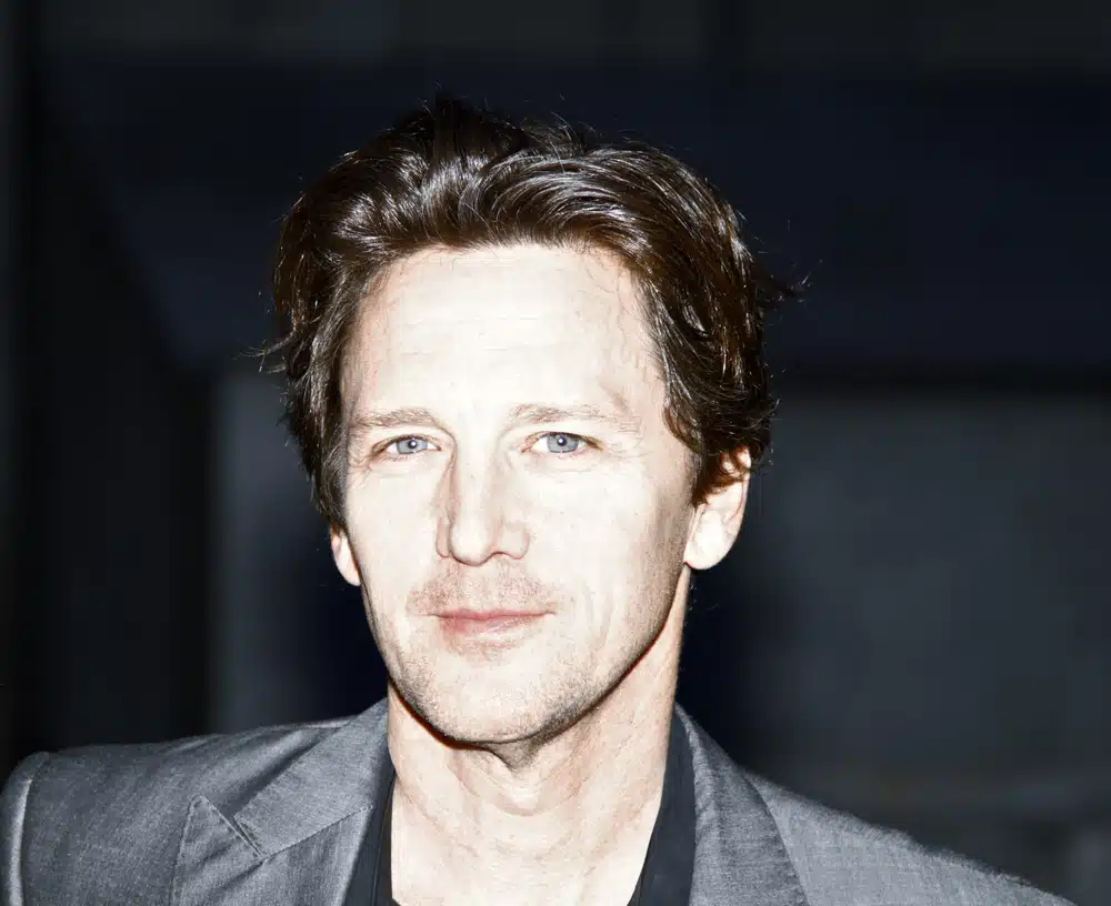 Silhouette contemplant un paysage serein au coucher du soleil