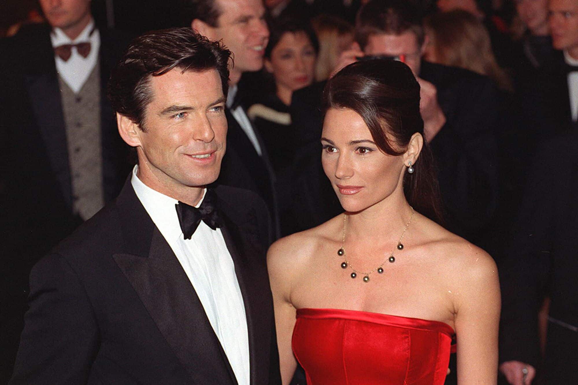 Pierce Brosnan et son épouse Keeley Shaye Smith se tenant la main