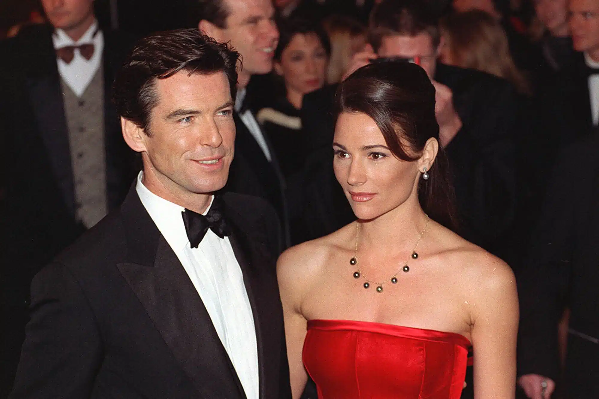 Pierce Brosnan et son épouse Keeley Shaye Smith se tenant la main