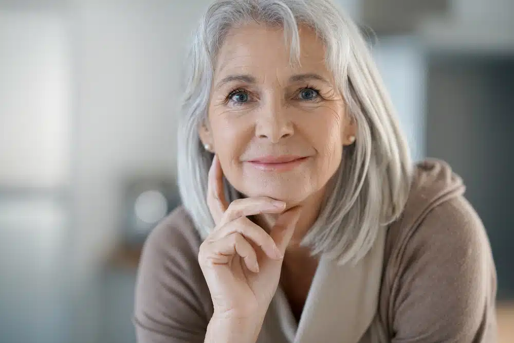Femme de 60 ans souriante, soins du visage