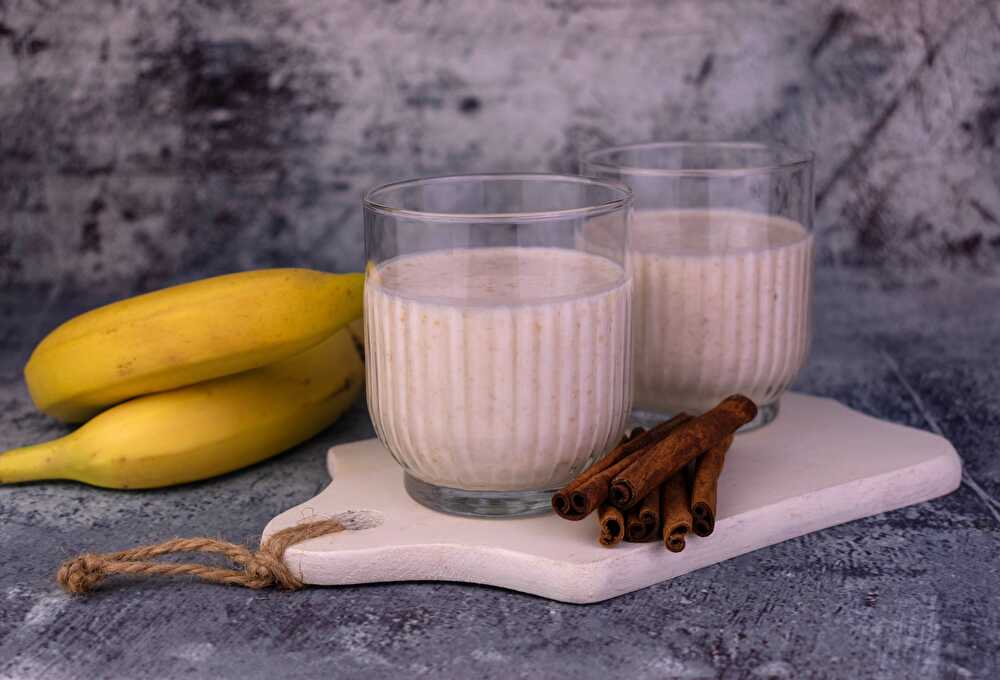 Un smoothie épais à la banane et à la cannelle dans un verre