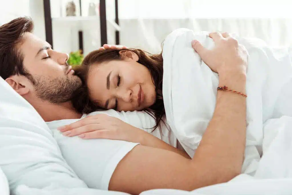 Femme allongée contre un homme