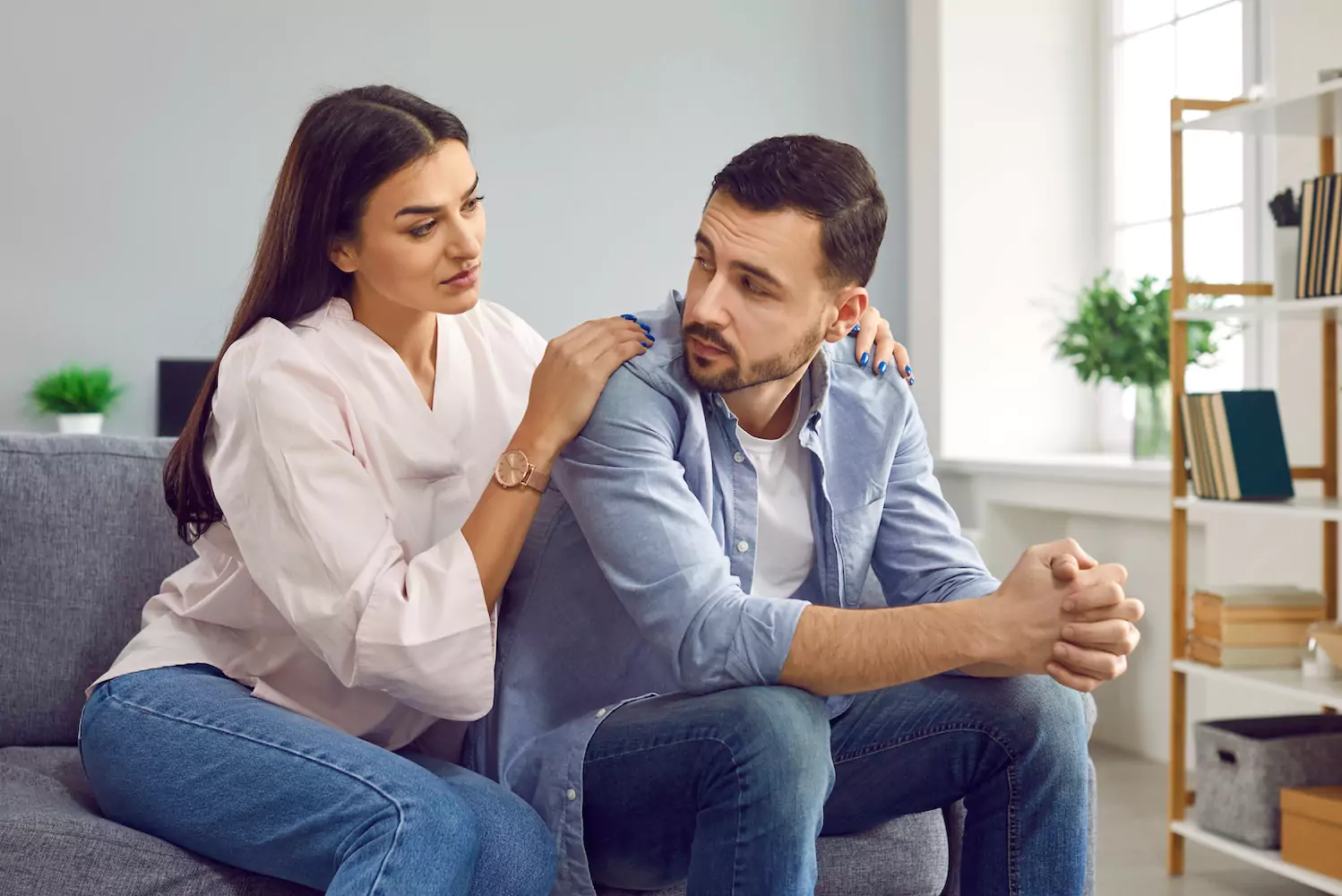 Femme soutenant son partenaire dans une période professionnelle difficile