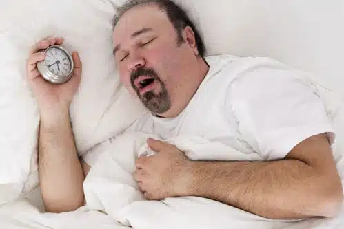 Homme en surpoids dormant difficilement