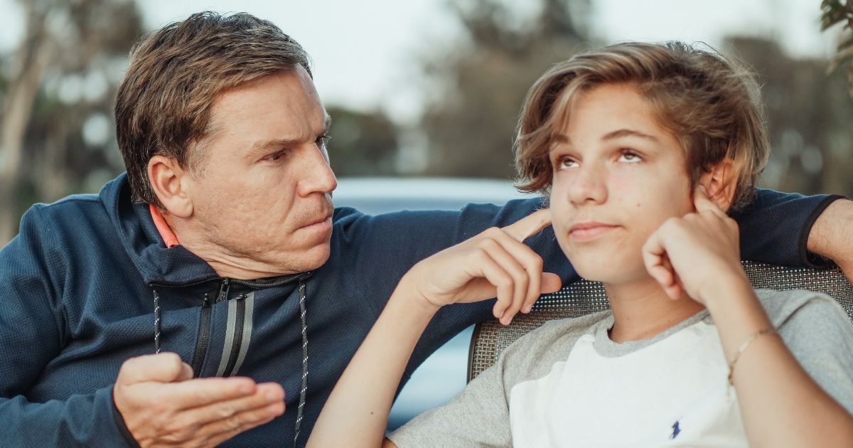 Grands-parents jouant avec leur petit-enfant sous surveillance