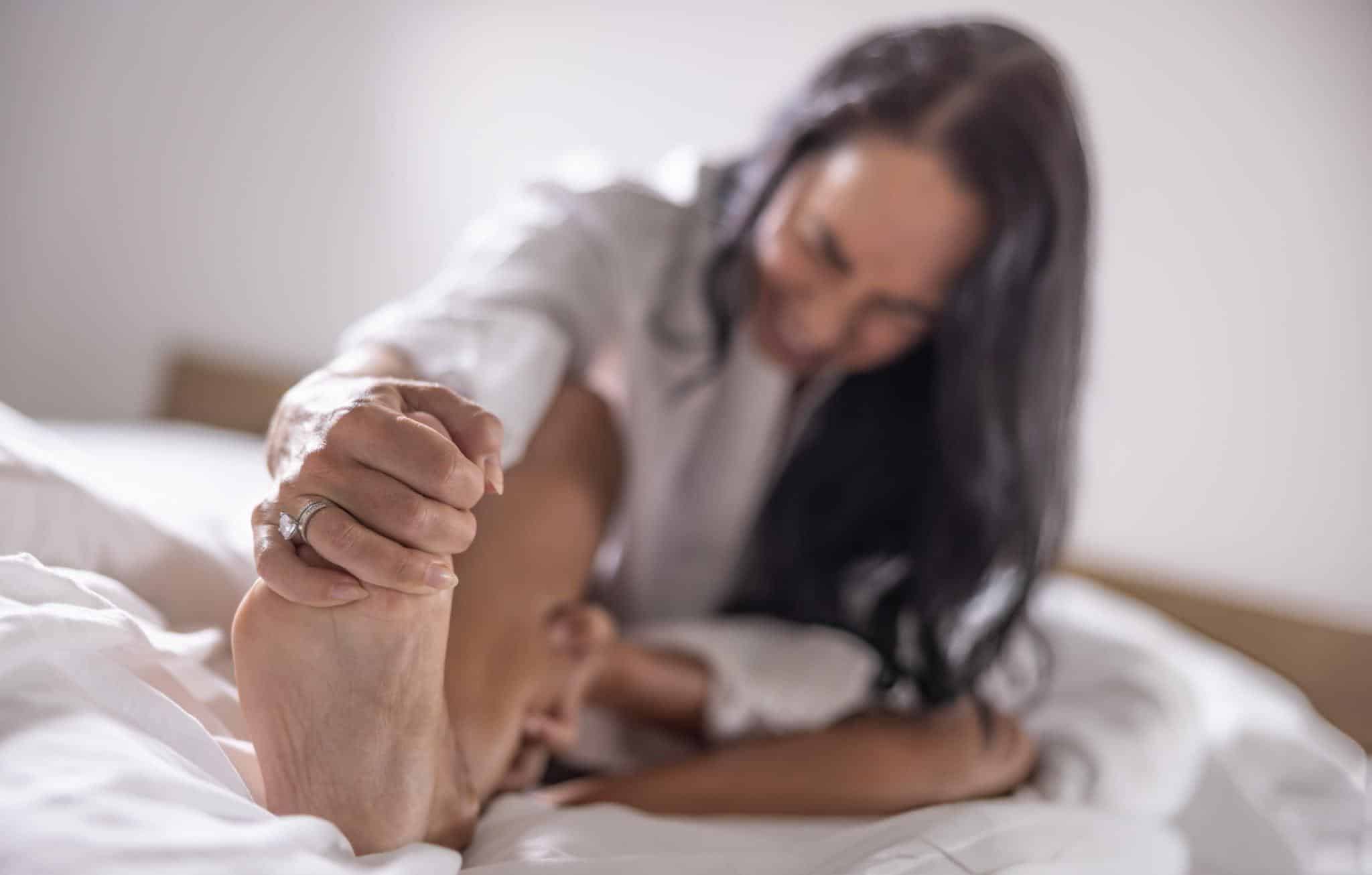 Femme souffrant de crampe nocturne