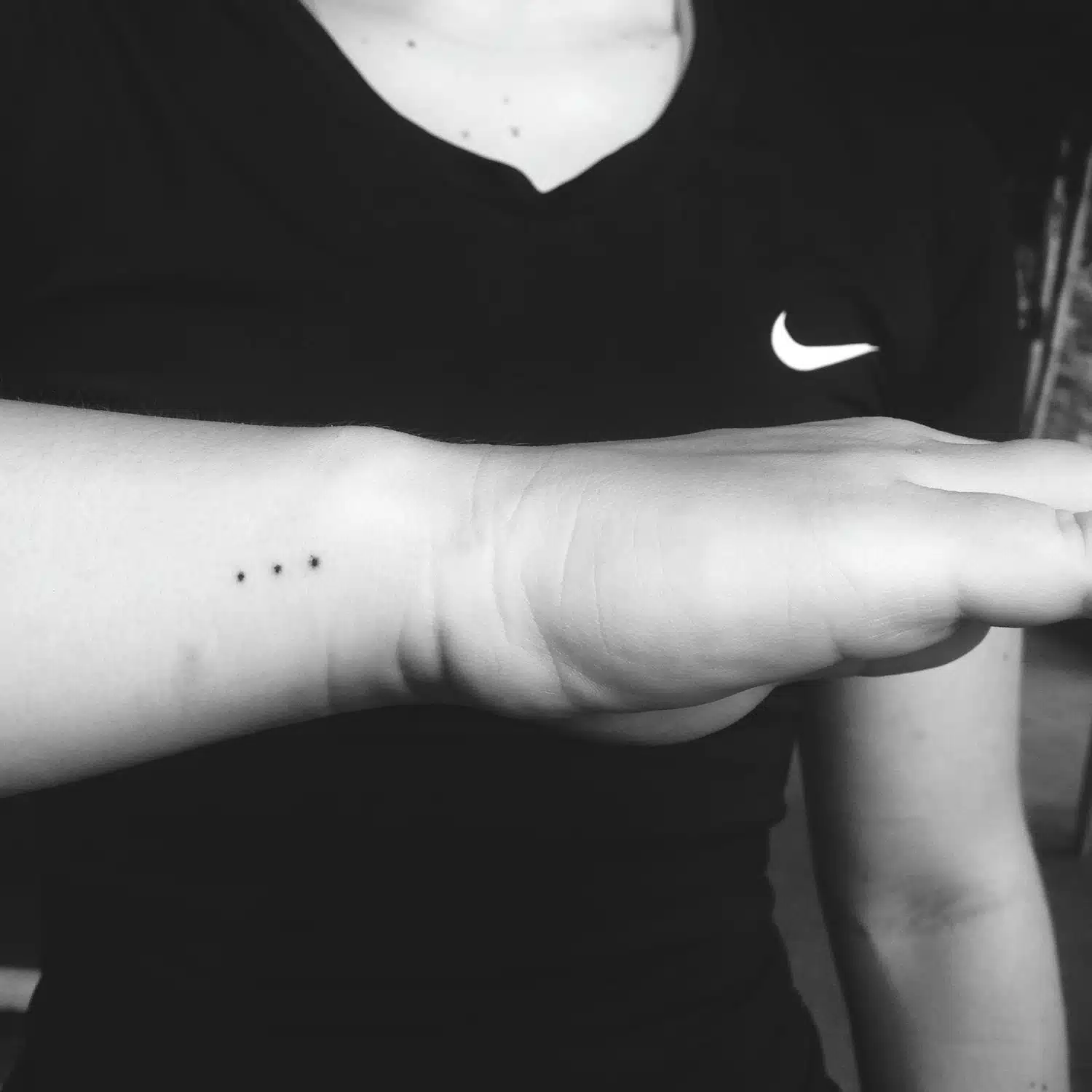 Tatouage à trois points réalisé à la main